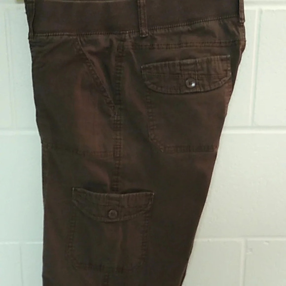 LEE EASY FIT, COTTON, STRETCH, MIDRISE, CAPRI, CARGO PANTS WITH TAB CUFF HEM - Picture 2 of 11